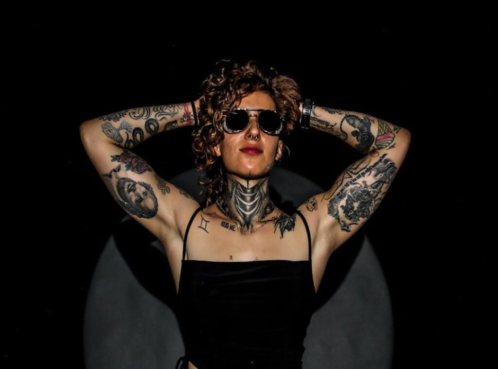 tatuaje 2002 en el cuello